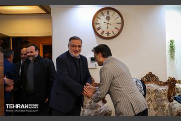 قرار خدمت؛ دیدار شهردار تهران با خانواده شهید آرمان علی وردی 2