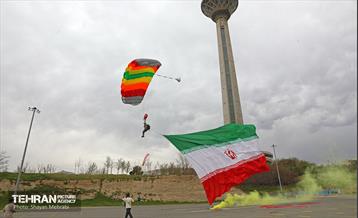 پرش چتربازان از برج میلاد تهران 6