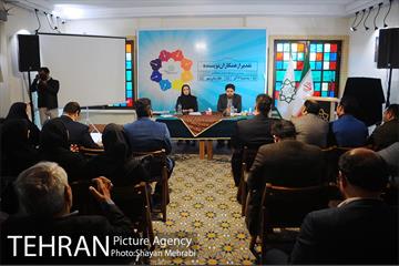تقدیر از همکاران نویسنده و رونمایى از دوهفته نامه همگامان 4