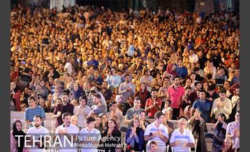 اجرای خیابانی محمد معتمدی و ارکستر سازهای ملی ایران در بوستان آب و آتش 21