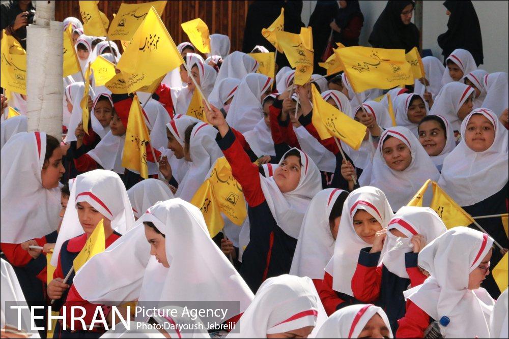 اهدای هدایای ویژه به دانش آموزان دبستان دخترانه شهید خوشنویسان 7