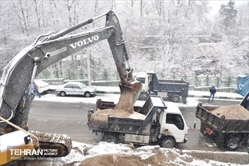 آمادگی نیروهای خدمات شهری در پی بارش‌ برف تهران 16