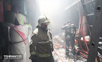 آتش‌سوزی انبار چسب در بازار تهران 7