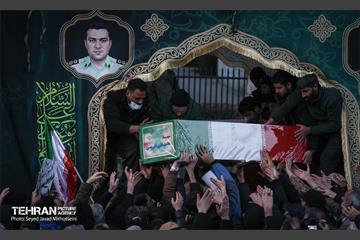 تشییع پیکر ۱۰۰ شهید مردمی و مدافع امنیت در تهران - 3 8