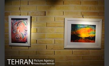 بازدید فاطمه دانشور عضو شورای شهر از نمایشگاه هنری  "فردا در آیینه" 9