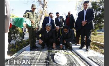 زیارت شهردار تهران از قبور شهدای دفاع مقدس 11