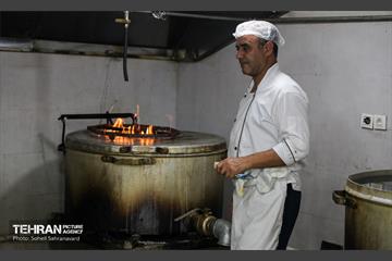 طبخ غذای نذری عتبه علوی برای آسیب دیدگان جنگ رمضان