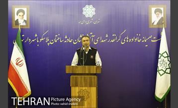 نشست صمیمانه خانواده های شهدای آتش نشان حادثه ساختمان پلاسکو با شهردار تهران 17