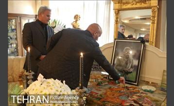 حضور بازیکنان و مربیان تیم استقلال در منزل مرحوم پورحیدری‎ 4