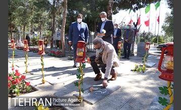 لحظه سال تحویل در بهشت زهرا(س) 3