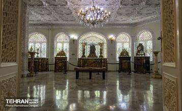 سقف سالن اصلی یادگاری از استاد حاج عبدالکریم نوید تهرانی است