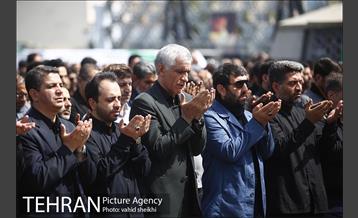 حضور شهردار برای اقامه نماز ظهر عاشورا در میدان امام حسین (ع) 9