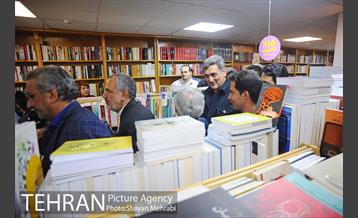 کتابگردی پیروز حناچی سرپرست شهرداری تهران در روز کتاب 52