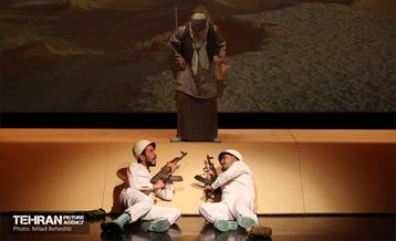 نمایش پیرزنی که در زمین خانه داشت‎ 4