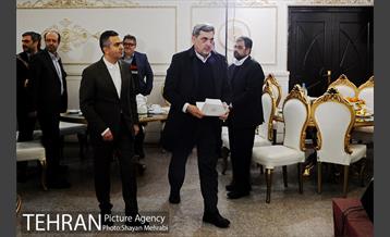 نشست صمیمانه شهردار تهران با خانواده های شهدای آتش نشان و آسیب دیدگان حادثه ساختمان پلاسکو 18