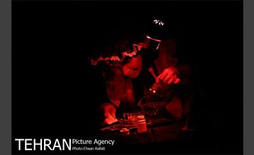 نمایش “کلفت ها” در خانه هنرمندان 16