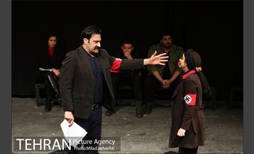 نمایشنامه خوانی ترس و نکبت رایش سوم 8
