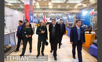 بازدید شهردار از نمایشگاه بزرگ دستاوردهای دفاعی جمهوری اسلامی و نمایشگاه سازندگی ،محرومیت زدایی و خدمات رسانی 15