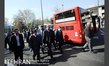 بازدید شهردار تهران از عملیات ضد عفونی کردن اتوبوس های شهری 16