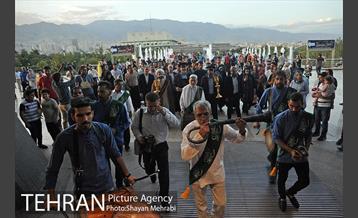 اهتزاز پرچم حرم حضرت معصومه (س) در برج میلاد 16