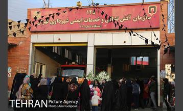 ادای احترام سرکلانترغرب تهران ومردم به شهدای آتش نشان ساختمان پلاسکو‎ 10