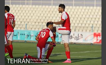 دیدار تیم‌های فوتبال گسترش فولاد و پرسپولیس 3