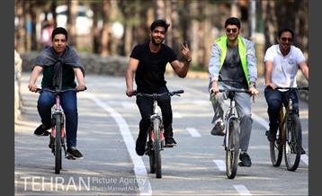 دوچرخه سواری در پارک چیتگر