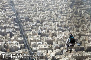 پرش دسته جمعی چتربازان "بیس جامپ" از برج میلاد 12