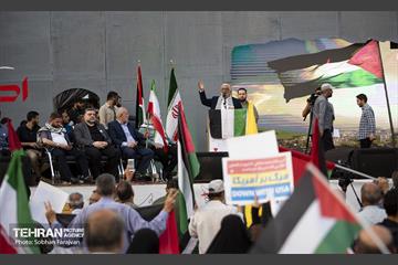 استقبال از خانواده شهدای غزه در میدان فلسطین تهران 2