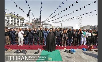 حضور شهردار برای اقامه نماز ظهر عاشورا در میدان امام حسین (ع) 4