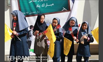 اهدای هدایای ویژه به دانش آموزان دبستان دخترانه شهید خوشنویسان 23