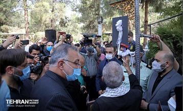 نواخته شدن زنگ دانش آموز شهید در قطعه شهدای گمنام 19