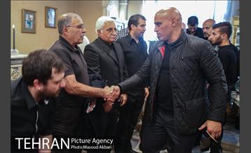 حضور بازیکنان و مربیان تیم استقلال در منزل مرحوم پورحیدری‎ 10