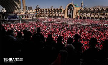 مراسم اقامه نماز بر پیکر آقای شهید ایران 12