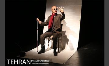 نمایش همه چیز می گذرد، تو نمی گذری‎ 12