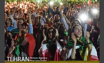 تماشای دیدار تیم‌های ملی ایران و پرتقال در استادیوم آزادی 22