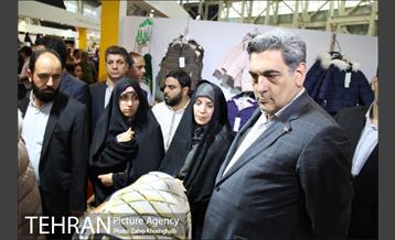 بازدید پیروز حناچی شهردار تهران از هفدهمین نمایشگاه عطر سیب 12