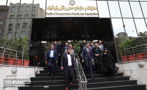 بازدید استاندار نجف اشرف از معاونت حمل و نقل و ترافیک 5