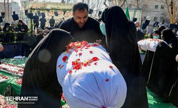 تشییع و تدفین پیکر مطهر دو شهید گمنام در منطقه 17