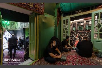 سه کتیبه سفید رنگ پارچه‌ای که متن زیارت عاشورا را روی خود نگه می دارند و کلی پارچه‌های مشکی با نقش های فرشته که سن‌شان به همان زمان قاجار برمی‌گردد از ستون‌ها و دیواره‌ها آویزان است.