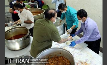 آماده سازی و توزیع 1000 پک افطاری در منطقه 6 20