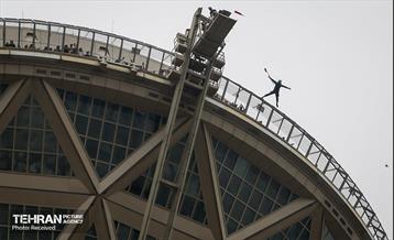 پرش چتربازان به مناسبت روز جمهوری اسلامی 24