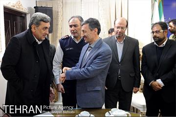 نشست صمیمانه شهردار تهران با خانواده های شهدای آتش نشان و آسیب دیدگان حادثه ساختمان پلاسکو 10