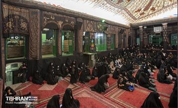 ساسا محوریت مراسم تکیه سادات اخوی با زنان است، رسم دیگری که در تکیه سادات اخوی وجود دارد پذیرایی از عزاداران با نان قندی و چای در بیرون از حسینیه با گرداندن سینی برای حاضران در جمع است.