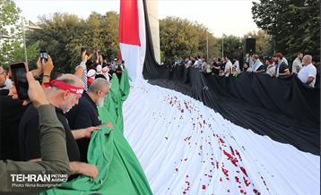 اهتزاز بزرگترین پرچم فلسطین جهان در تهران 18