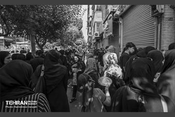 این روز از ابتدای خیابان ابوسعید، مترو منیریه، می‌توان بوی روغن داغ، آرد در حال سرخ شدن و شهد گلاب و شیره انگور حلوا را استشمام کرد. حلواپزان چهارراه گلوبندک، از جذابیت‌های ماه محرم پایتخت است