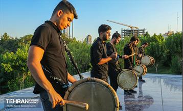 کاروان سنج و دمام زنی با حضور خادمین حرم مطهر رضوی