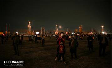 مدال افتخار انقلاب بر گردن برج آزادی 20