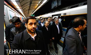 حضور شهردار تهران در راهپیمایی با مترو 24