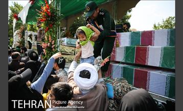 مراسم تشییع پیکرهای مطهر ۱۵۰ شهید تازه‌ تفحص‌ شده دفاع مقدس  - ۲ 7